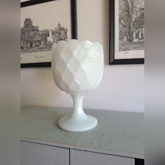 Harlequin Pattern flowerpot in vintage milk glass - Picture 1 of 9